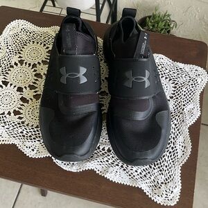Size 10 1/2,Black under armour tennis shoes slightly used